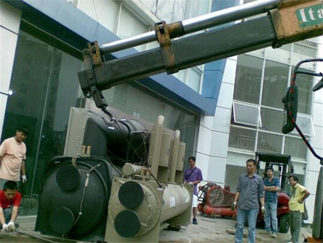 平邑县随车吊和汽车吊的核心区别是什么？哪种更省钱？